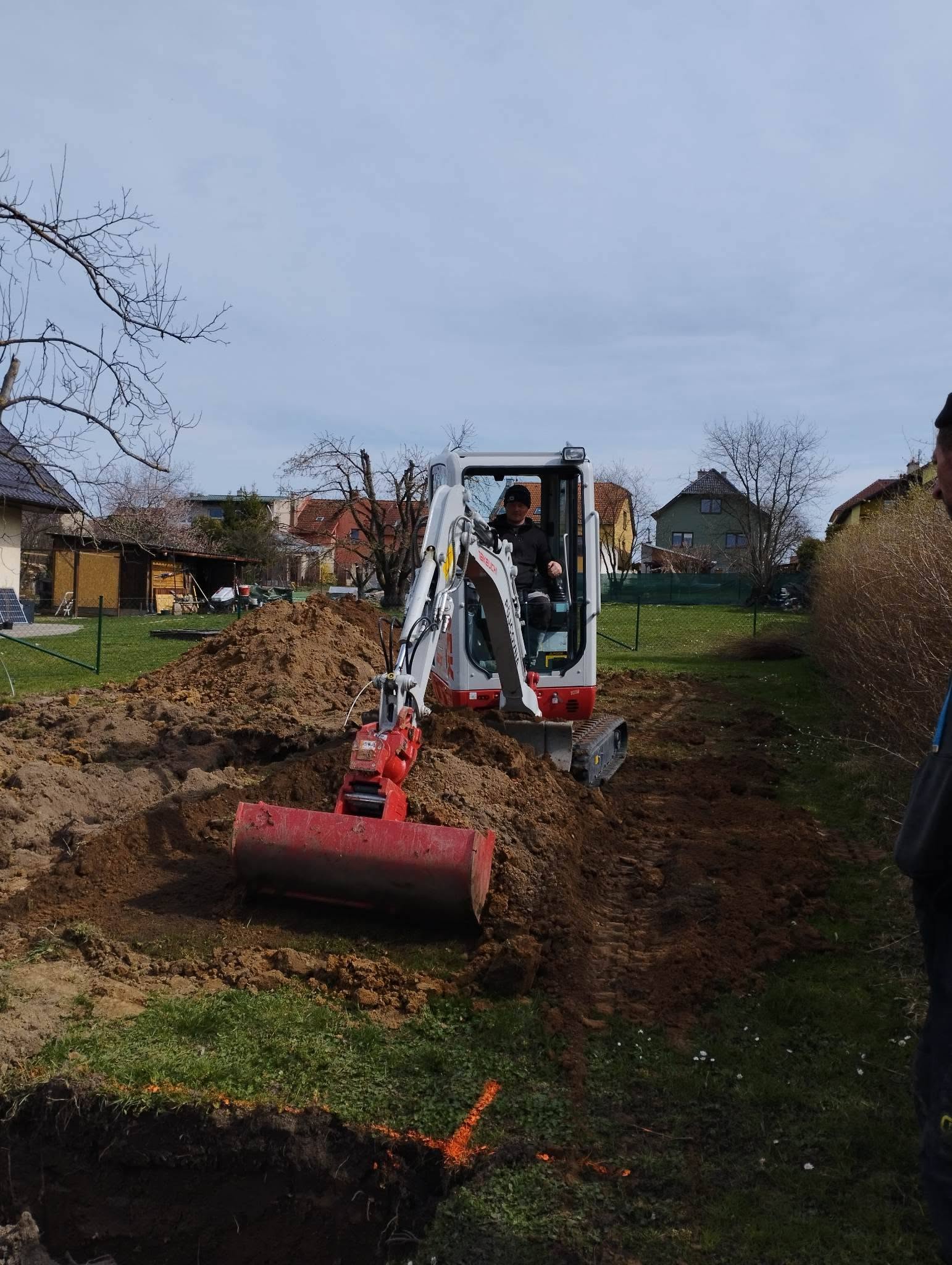 Betonársky miešač a stavebné práce na stavbe